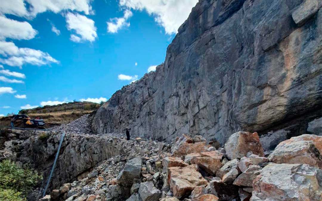 La ampliación de la carretera de Miravete exige ganar terreno a la montaña, de roca caliza./ Heraldo