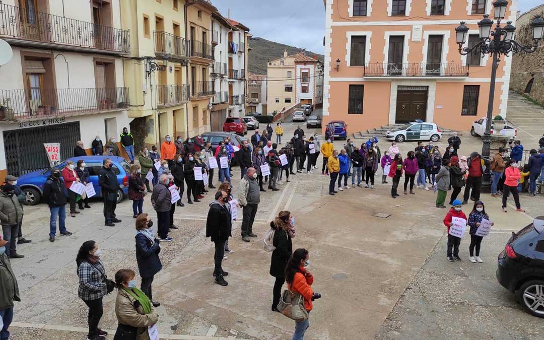 Imagen de archivo. Vecinos de Montalbán y la comarca reunidos frente a la oficina de la Seguridad Social./ L.C.