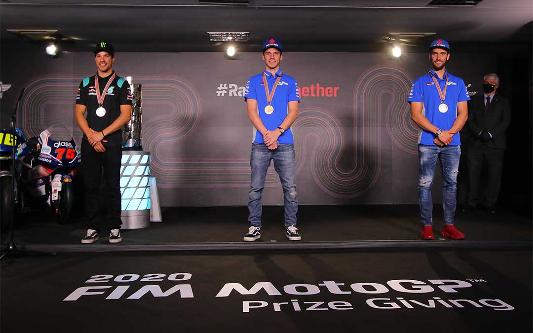 Joan Mir es el campeón del mundial de motociclismo de MotoGP (centro), seguido de Franco Morvidelli (izq.) y Álex Rins (dcha.)./ MotoGP