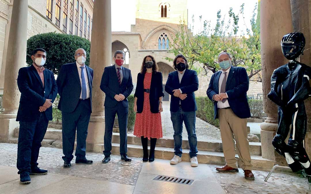 Piñeiro, diputado de Cultura y Turismo; Rando, presidente de la DPT; Urquizu, alcalde de Alcañiz y vicepresidente de Motorland; Ibáñez, directora de Relaciones Institucionales de Netflix; Nouaille, productor de la película; y Morro, subdelegado del Gobierno. La productora, Borsalino Productions, regaló uno de los cascos que ha utilizado el protagonista con las firmas de Àlex Monner y el director, Daniel Calparsolo / Ayto. Alcañiz
