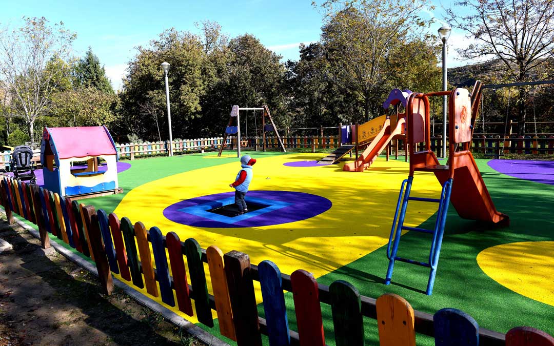 El parque infantil de la Ronda de Caspe ha renovado su imagen / Ayto. Alcañiz