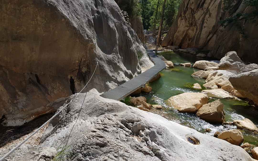 Pasarela del río Guadalope a su paso por el entorno de Aliaga en la Comarca de Cuencas Mineras