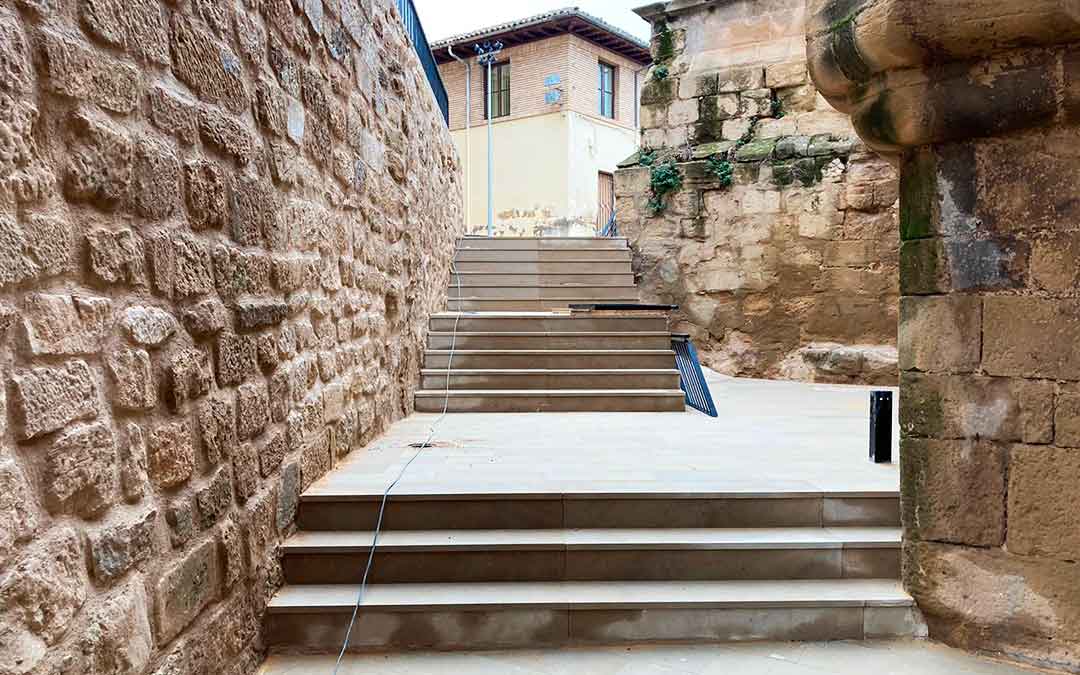 Imagen de una parte del Patio de Armas del Castillo de Caspe, renovado.