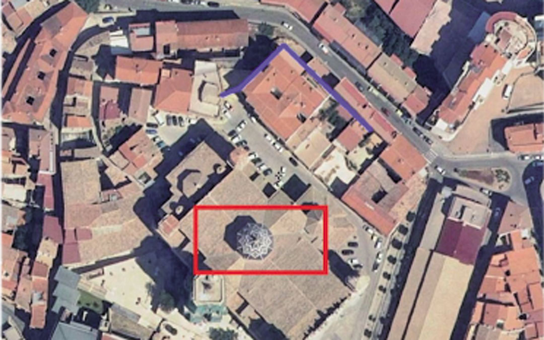 Ubicación aproximada de la antigua iglesia gótica (rectángulo rojo) y del tramo de muralla del siglo XIII conservado y visible (línea azul) / Informe arqueológico