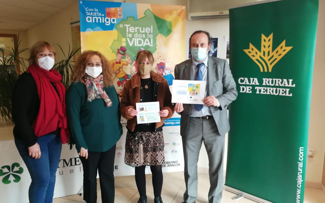 La gerente de CEPYME Teruel, Ana Fallado, la gerente del Centro Comercial Alcañiz de Tiendas, Anabel González, y Emilio Mallén, Director de Zona del Bajo Aragón de Caja Rural de Teruel, durante la entrega de uno de los cheques./Asociación Provincial Comercio Teruel