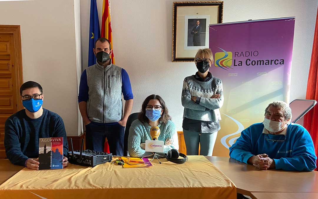 Invitados al programa especial de Radio La Comarca emitido desde el Ayuntamiento de Aguaviva./ L.C.
