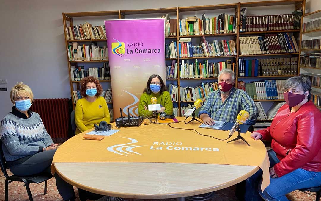 Algunos de los invitado al programa especial de Radio La Comarca en la Casa de la Cultura de Andorra./ L.C.