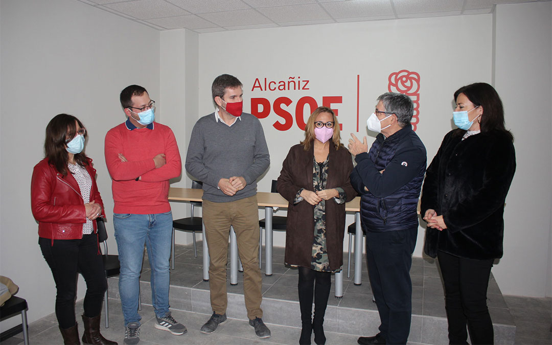 La consejera de Presidencia y secretaria general del PSOE de Teruel, Mayte Pérez, este viernes en Alcañiz acompañada de todos los diputados socialistas turolenses / L. Castel