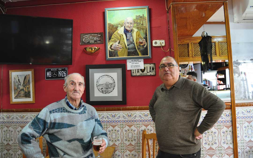El pintor Rafael González junto a José Serrat, 'El Bicho' y el cuadro que lo inmortaliza.