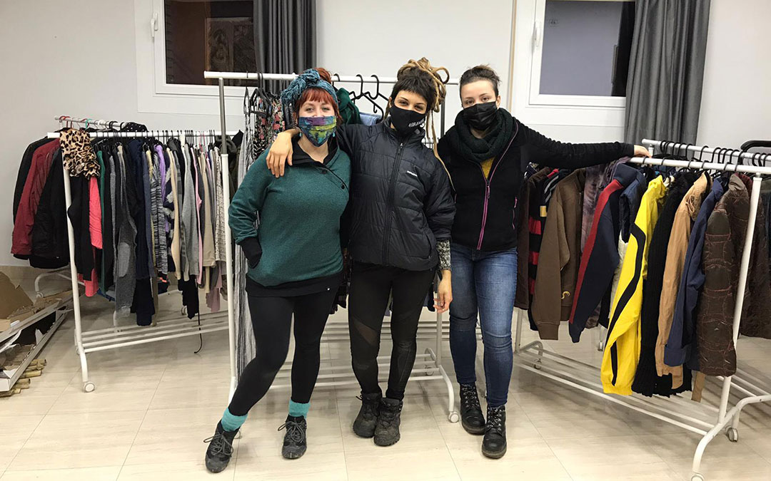 Sara Bosque, Nidia Álvarez y Laia Salvador, con parte de la ropa del mercado. Están al frente de 'Otistarda' en La Puebla de Híjar.