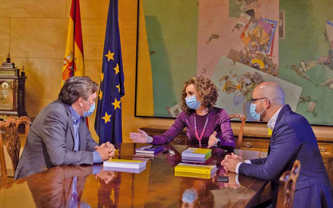 El diputado Tomás Guitarte charlando este jueves con la Ministra Montero.