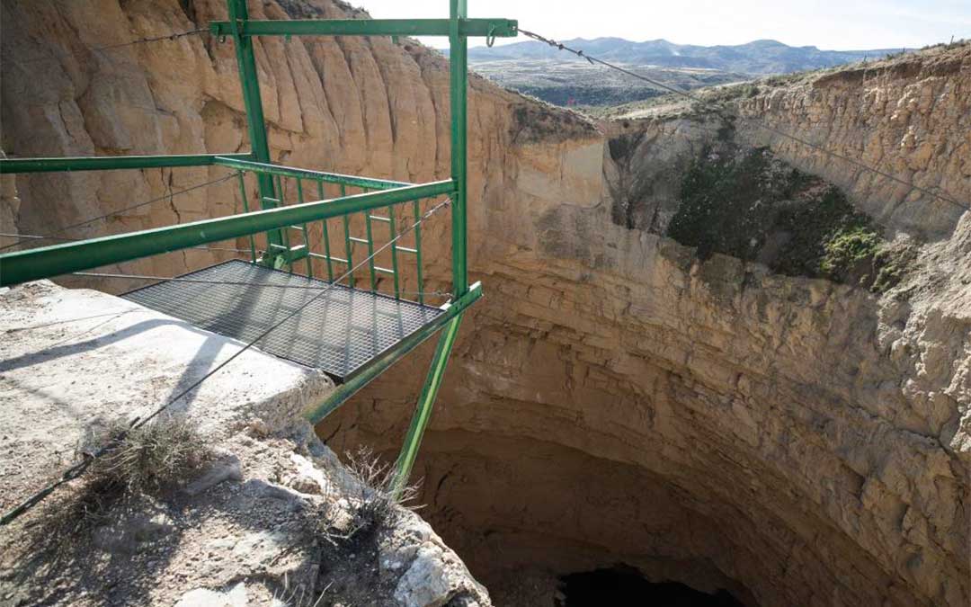 Un balcón permite asomarse al interior de la Sima de San Pedro de Oliete, un hundimiento prehistórico en el que habita una colonia de murciélagos./ Heraldo-Laura Uranga