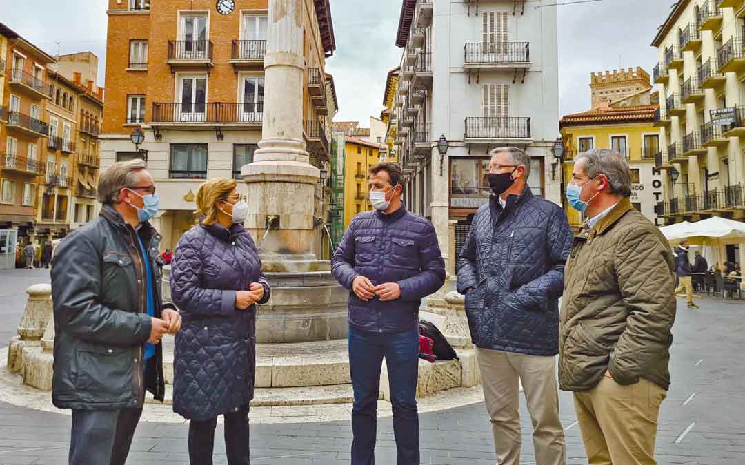 Los populares Joaquín Juste, Carmen Pobo, Alberto Herrero, MAnuel Blasco y Jesús Fuertes en la plaza del Torico de Teruel este jueves, tras la rueda de prensa.