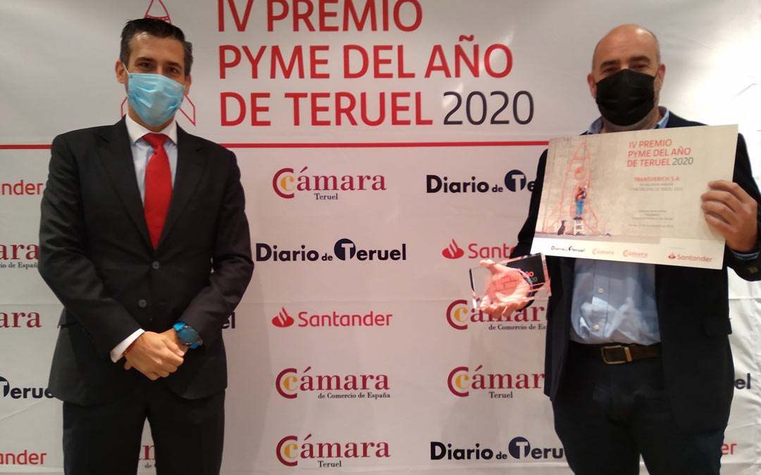 Mario Lamarca (izq.) junto a Oscar Espadas (izq.) en la entrega del Premio Pyme Teruel 2020./Cámara de Comercio