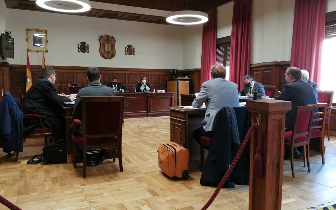 La Fiscalía y las seis acusaciones particulares y populares personadas en la causa respaldaron en bloque este lunes la investigación judicial / M. A. Moreno