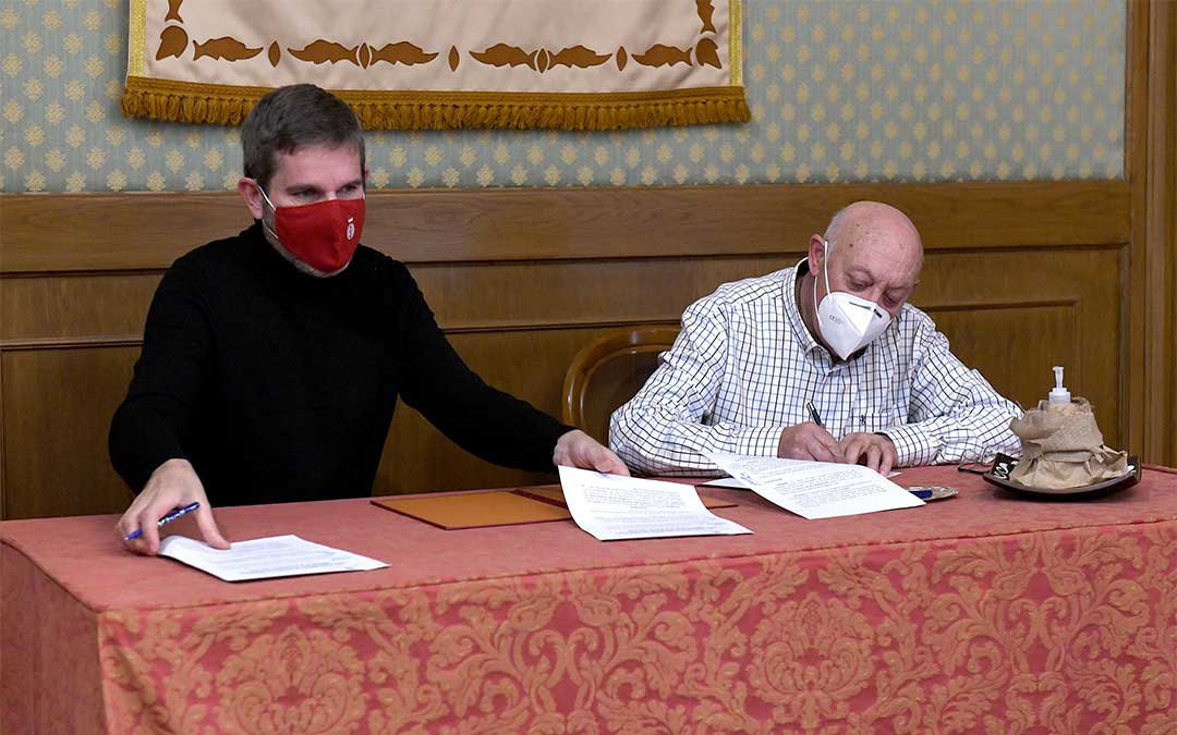 El alcalde de Alcañiz, Ignacio Urquizu, y el vicepresidente de Atadi, Manuel Soriano, firmaron el acuerdo./ Ayto. de Alcañiz