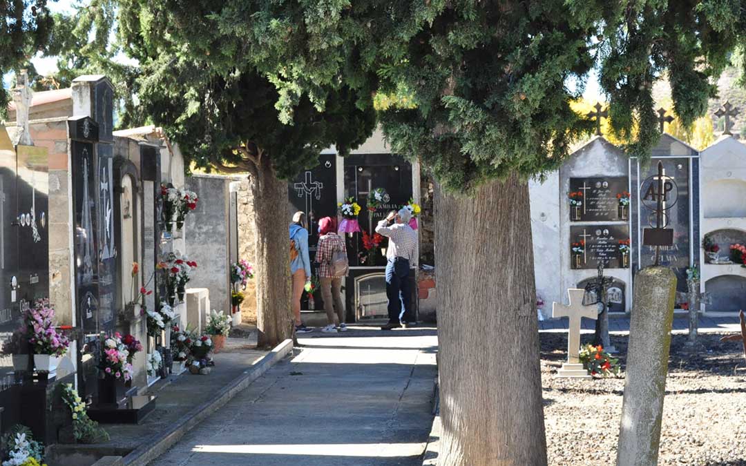 Las flores han tomado las lápidas y nichos del cementerio de Valderrobres pese a que ha habido una considerable menor afluencia de personas