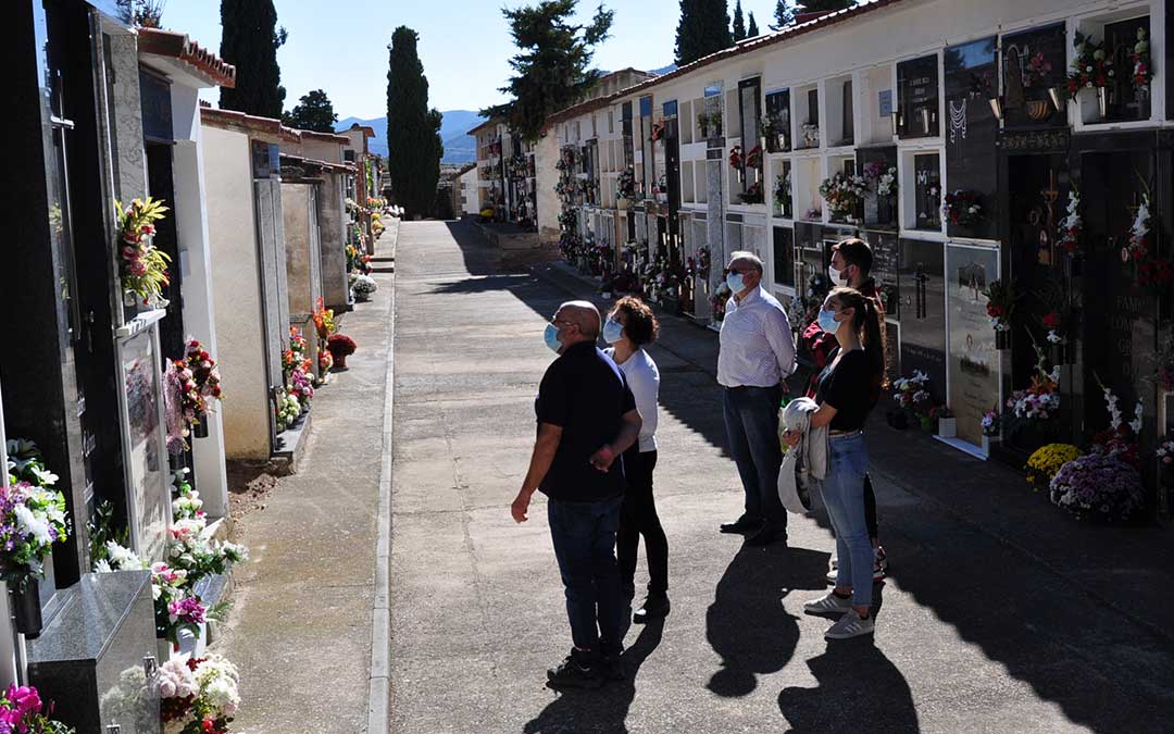 La familia Gil ha sido una de las que ha acudido a visitar a sus antepasados al cementerio de Valderrobres.