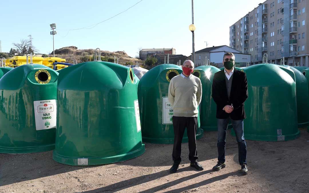 Entrega de los 28 nuevos contenedores de Ecovidrio con Javier Baigorri y Oskar Acedo / Ayto. Alcañiz