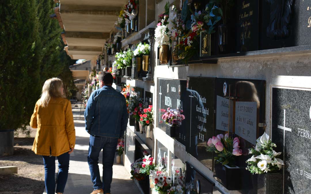 Visitantes recorriendo la acera este domingo en el cementerio de Alcañiz./I.M.