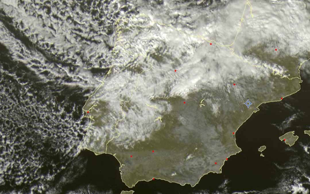 La masa de aire frío ha comenzado ya a entrar a la península ibérica por el noroeste.