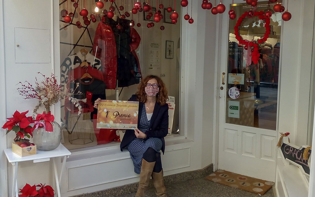 Cristina Foz, con el premio del jurado a El Ropero como ganador en Alcañiz. / L.C.
