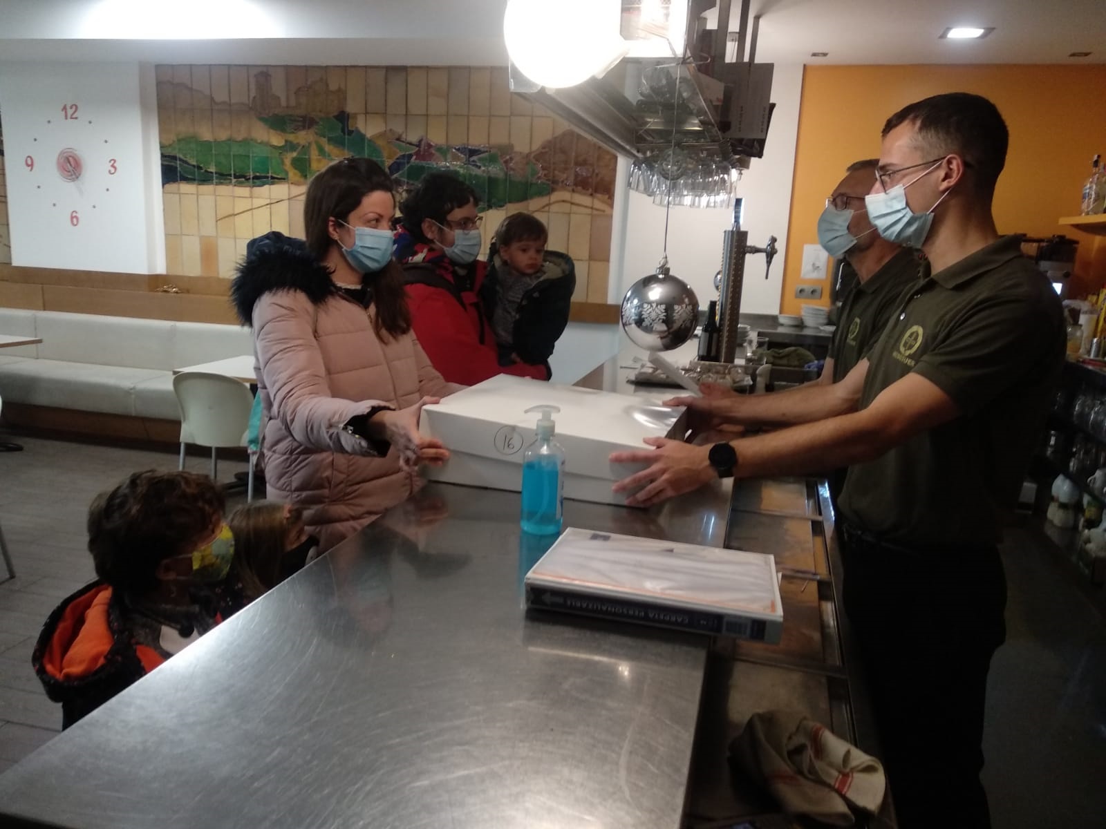 Alcañizanos este jueves recogiendo comida para llevar en Meseguer. / E. D.
