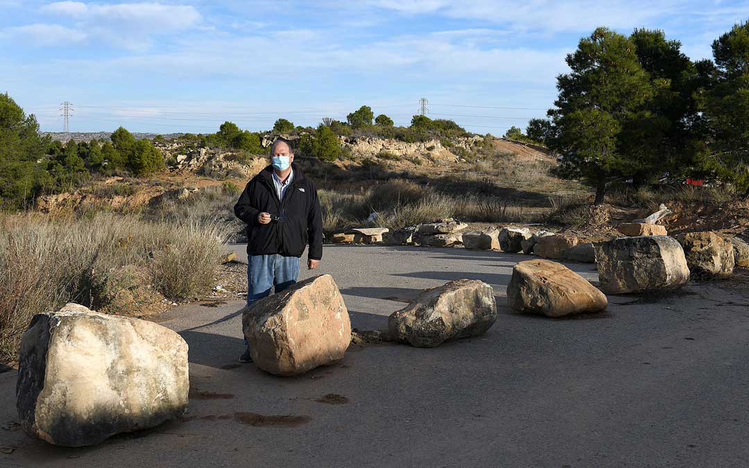 El concejal de Medio Ambiente , Ramón Panadés, en la zona de vertidos y clausura de camino de vertedero / Ayto. Alcañiz