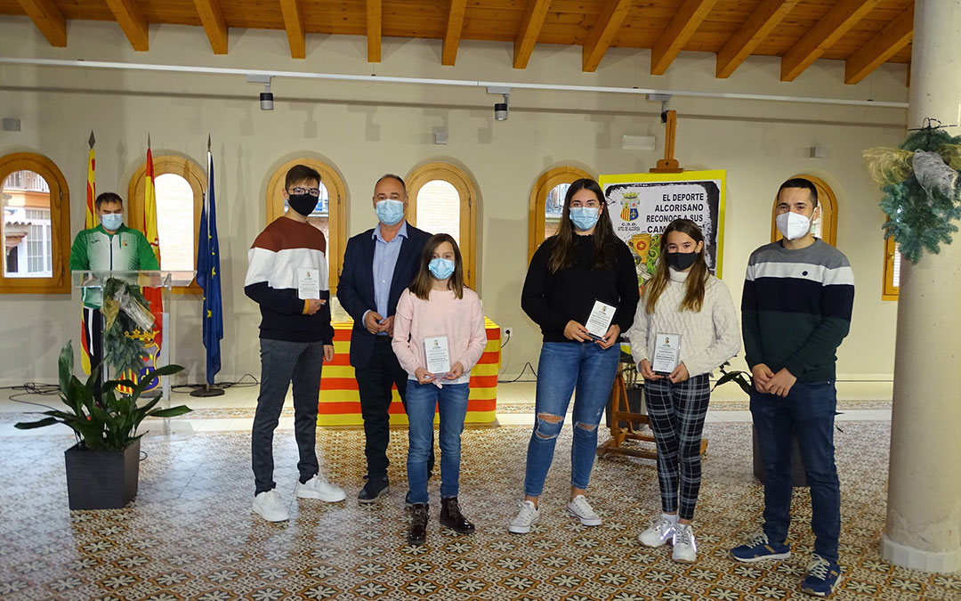 jóvenes atletas que han destacado en el Cross Escolar. /AYTO. ALCORISA