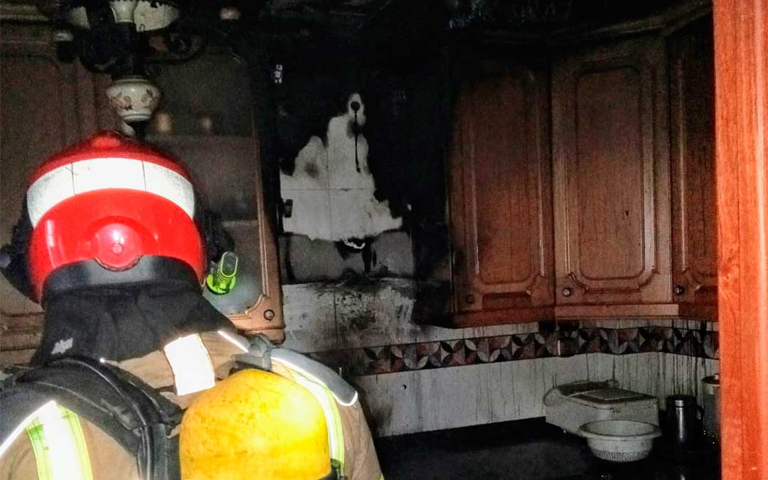 Los bomberos de la DPT sofocan un incendio en una vivienda de Alcorisa./ Bomberos de la DPT
