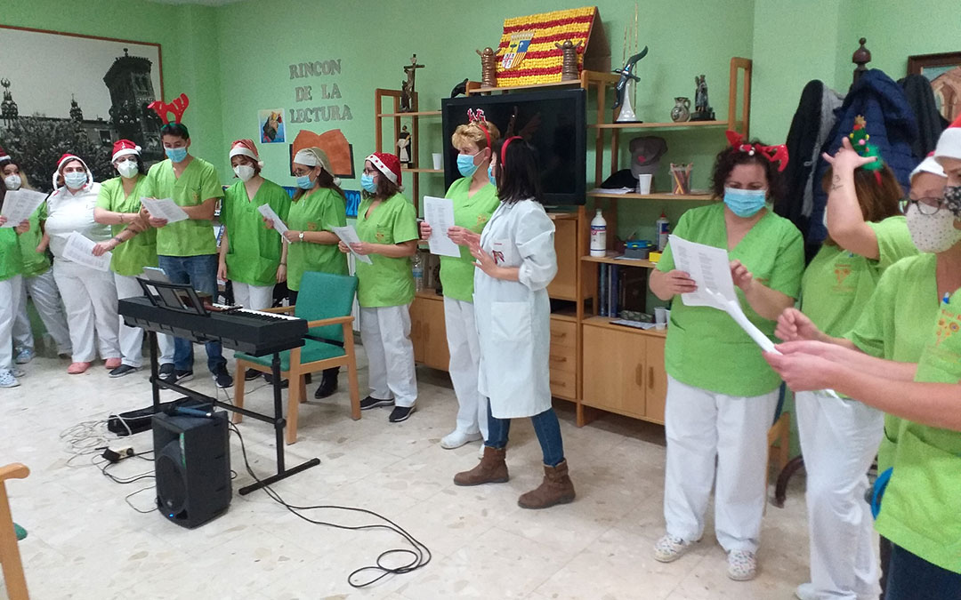 Las trabajadoras de la residencia La Purísima lo dieron todo entonando villancicos para sus mayores. / La Purísima