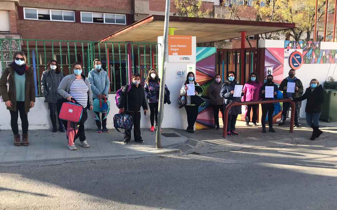 Una representación de las familias este jueves en la puerta del colegio.