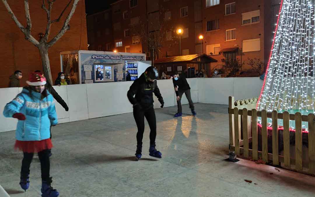 Inauguración de la pista de hielo de Andorra. / ALBERTO GRACIA