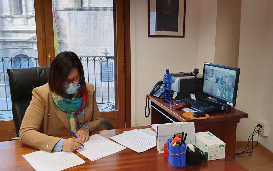 La presidenta comarcal, Marta Sancho, firma los documentos de la federación / COMARCA ANDORRA SIERRA DE ARCOS