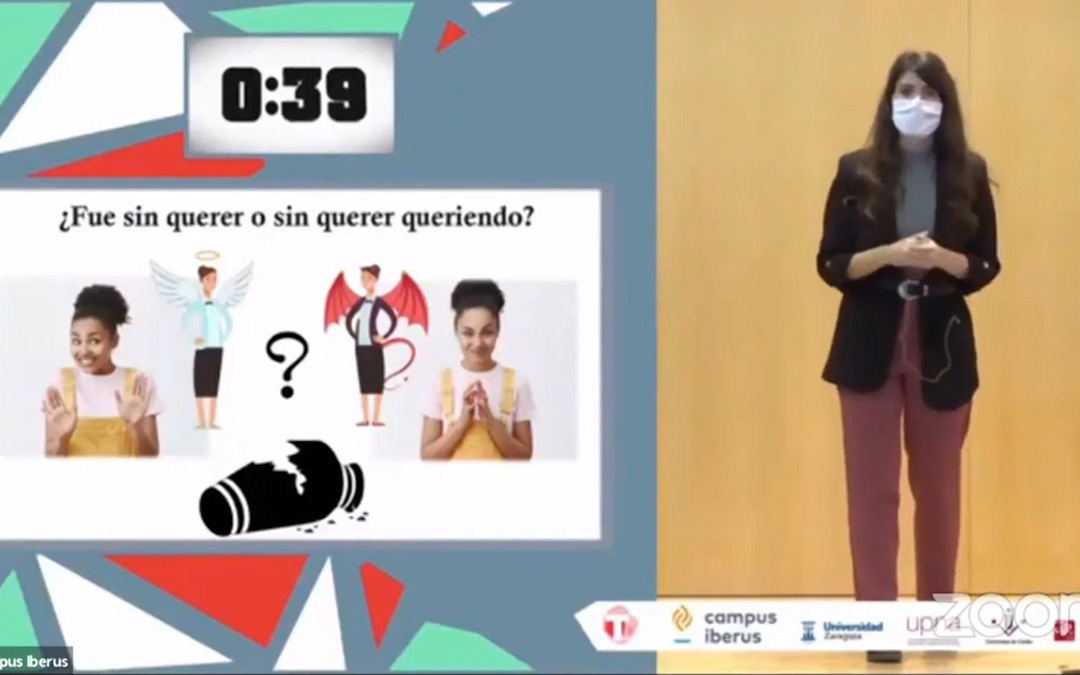 Andrea Ariño durante su intervención en el concurso 'Tesis en 3 minutos'./ L.C.
