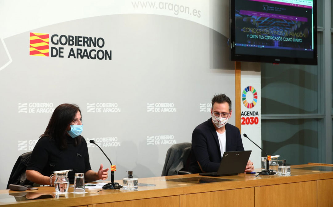 Mariano Navascués en la presentación de Aragón Wine Expert junto a Carmen Urbano./ DGA