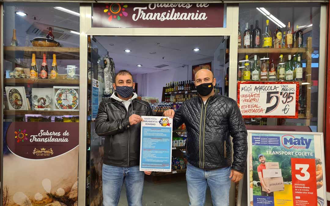 Vasile Csalai y Daniel Cheres, responsables de la Asociación Rumanos en el Bajo Aragón, repartiendo carteles en Alcañiz./D. Cheles