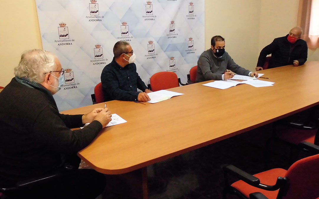 Representantes del CELAN, Cruz Roja y Donantes de Sangre junto al alcalde de Andorra, Antonio Amador, durante la firma de los convenios./ Ayto. Andorra