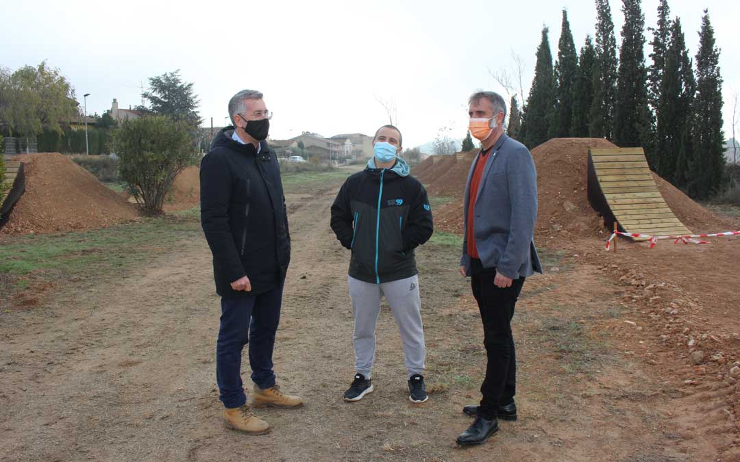 El concejal de Deportes, Kiko Lahoz; el presidente del Club de BTT-Enduro Losee Riders Teruel, Javier Traver; y el diputado autonómico de Cs Teruel, Ramiro Domínguez / L. Castel