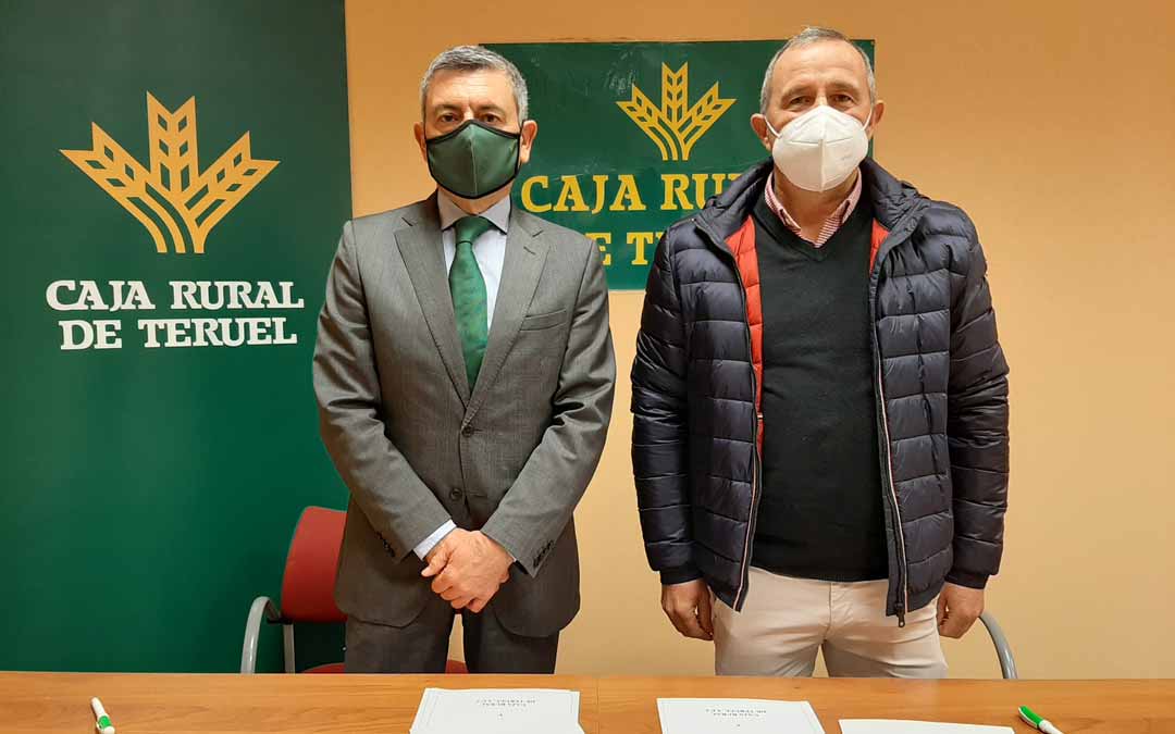 Ángel Espinosa, Director del Área de Negocio de Caja Rural de Teruel, y Manuel Esteve sellaron el acuerdo.