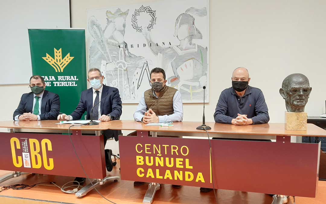 Alberto Herrero, alcalde de Calanda y presidente de la Fundación Centro Buñuel Calanda; y José Cuevas, presidente de Caja Rural de Teruel; firmaron el acuerdo / Caja Rural