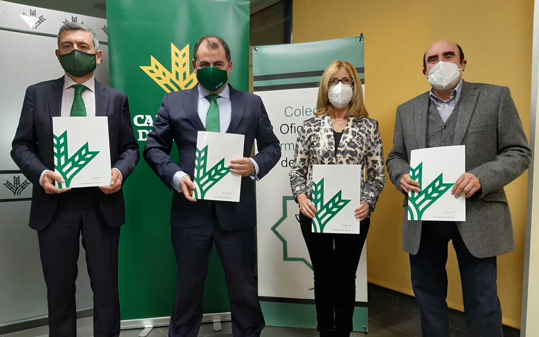 A la firma han asistido María José Villafranca y Rogelio Giner, presidenta y tesorero del Colegio Oficial de Farmacéuticos de Teruel, respectivamente, así como David Gutiérrez y Ángel Espinosa, director general y director del Área de Negocio de Caja Rural de Teruel