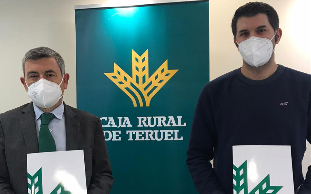 Firma del convenio por parte de Ángel Espinosa, Director del Área de Negocio de Caja Rural de Teruel, y Ángel Morlanés, Presidente de la Asociación de Pistacheros de Aragón