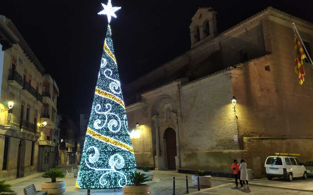 La plaza del Ayuntamiento luce con un nuevo árbol y también se han renovado las luces de algunas calles / J. Peñalver