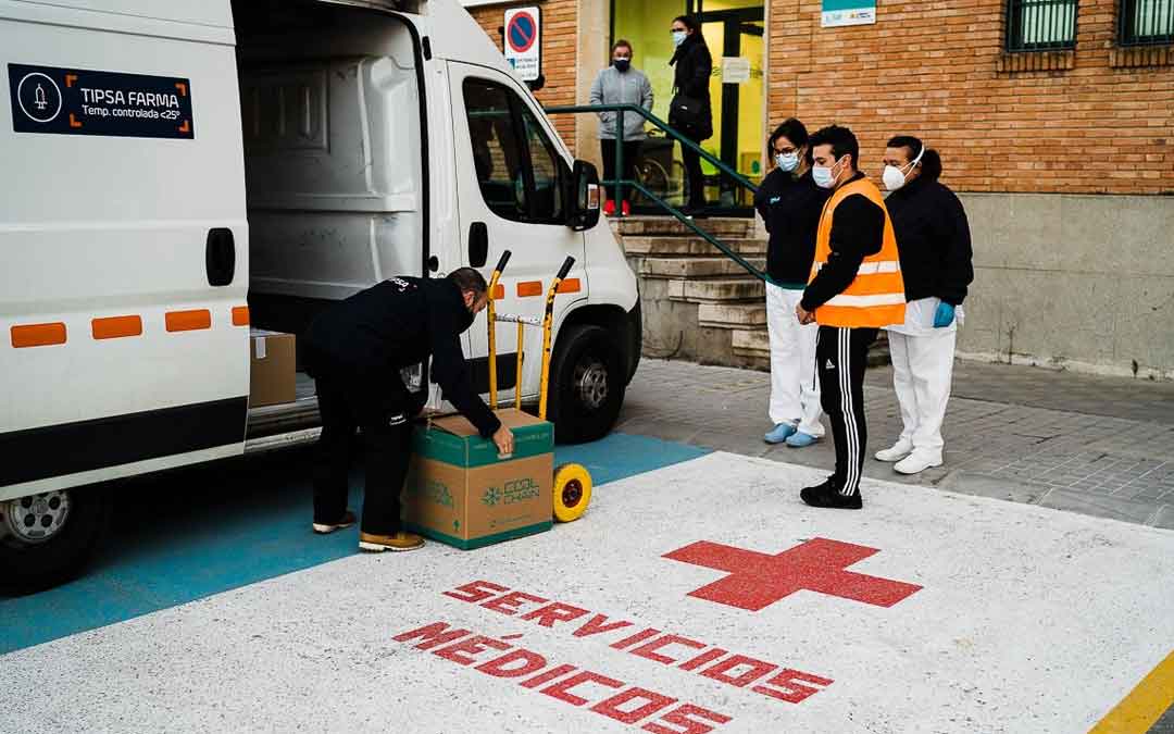 Recepción de las vacunas esta mañana en el centro de salud de Caspe. / CESÁREO LARROSA