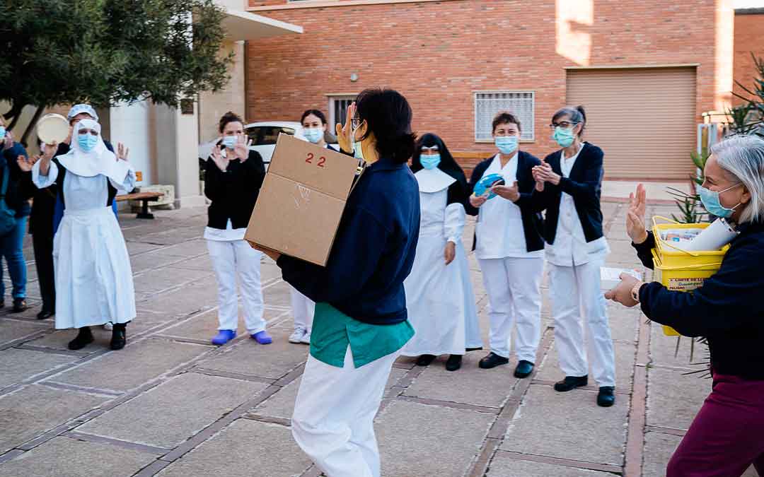 Bienvenida a la vacuna entre villancicos y aplausos en la residencia de Caspe. / CESÁREO LARROSA
