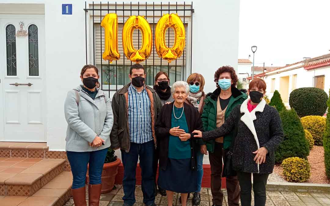 María Roca junto a representantes del Ayuntamiento de Fayón y de asociaciones de la localidad.