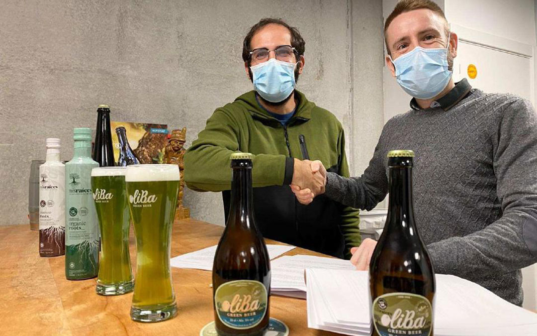 Ivan Caelles Colomés (a la izquierda) y Víctor Moreno Pastor (a la derecha) oficializan la unión entre Oliba Green Beer y Mis Raíces.