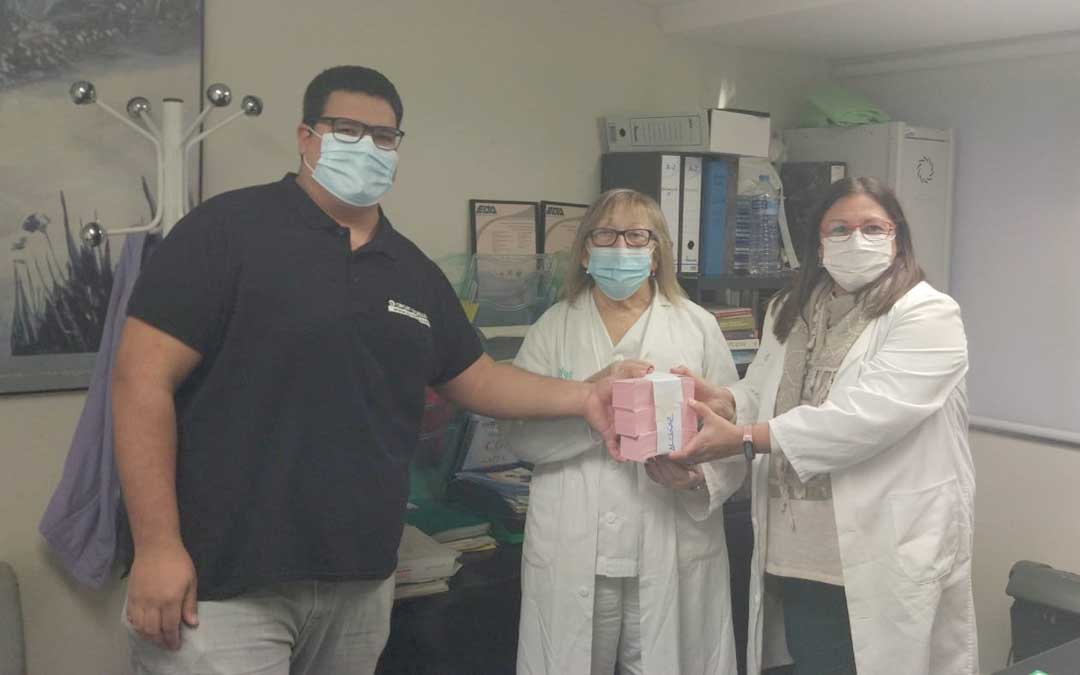 Ignacio Bosque, encargado del cine de Alcañiz entregando las entradas a Ángela Lara, directora de enfermería del Hospital de Alcañiz; y Loles Llorens, directora de Atención Primaria / Circuit Urgellenc