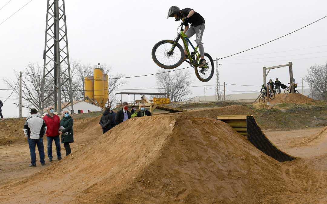 Uno de los componentes del Loose Riders Teruel realizando un salto. Foto: Ayto. Alcañiz